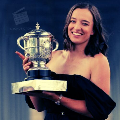 Iga Świątek poses with her French Open trophy in Paris, June 2023