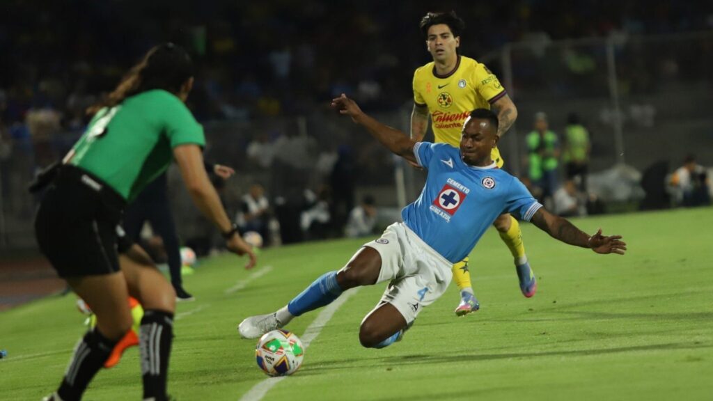 Cruz Azul won the first leg 1-0, but América secured a 2-1 victory in the second leg, resulting in a 2-2 aggregate score.